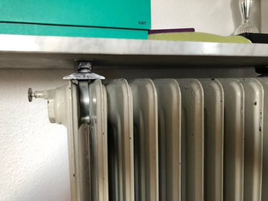 Studiet mikrocomputer radium Marmorhylde på hyldeknægte over radiator? | Lav-det-selv.dk