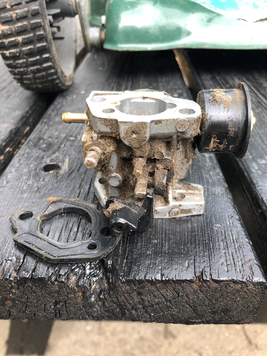 Beskidt karburator til plæneklipper TG475 | Lav-det-selv.dk