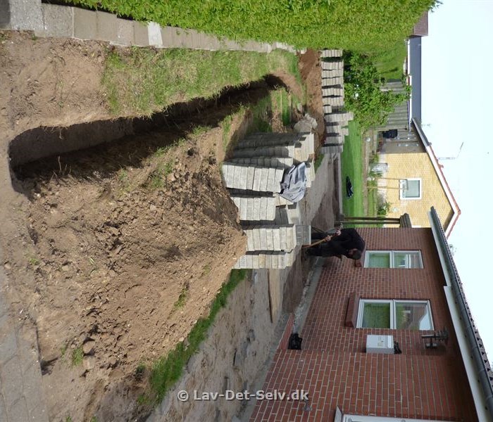 Ny indkørsel og fliser rundt om huset