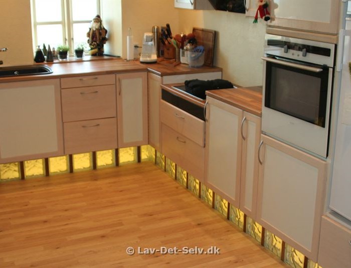 Hjemmelavet sokkel i glasbyggesten med LED lys i.