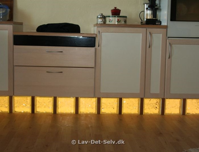 Hjemmelavet sokkel i glasbyggesten med LED lys i.