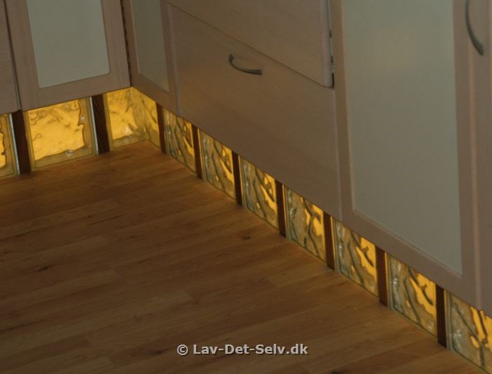 Hjemmelavet sokkel i glasbyggesten med LED lys i.