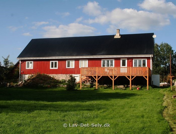hus og terrasse