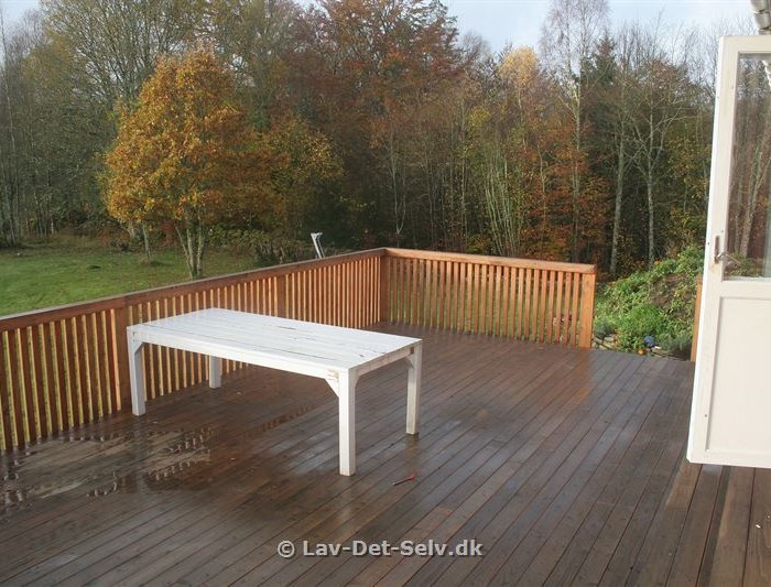 hus og terrasse