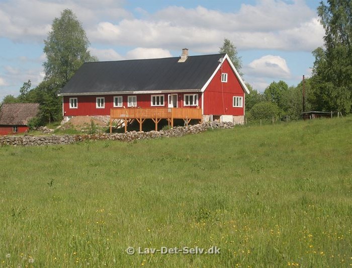 hus og terrasse