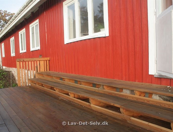 hus og terrasse