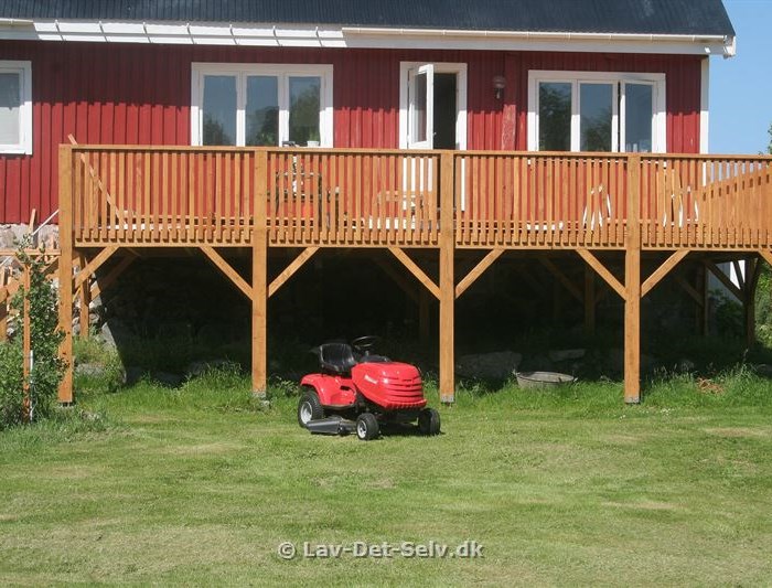 hus og terrasse