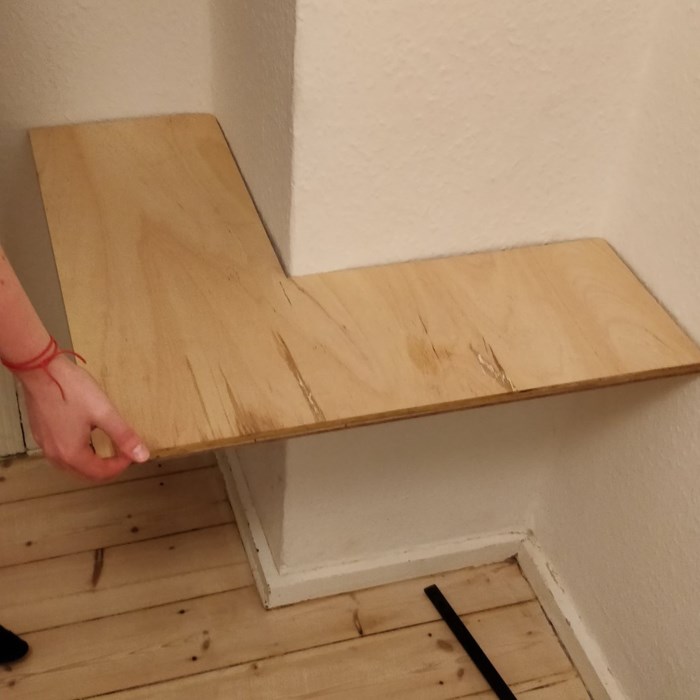 Vinklede hylder på skorsten