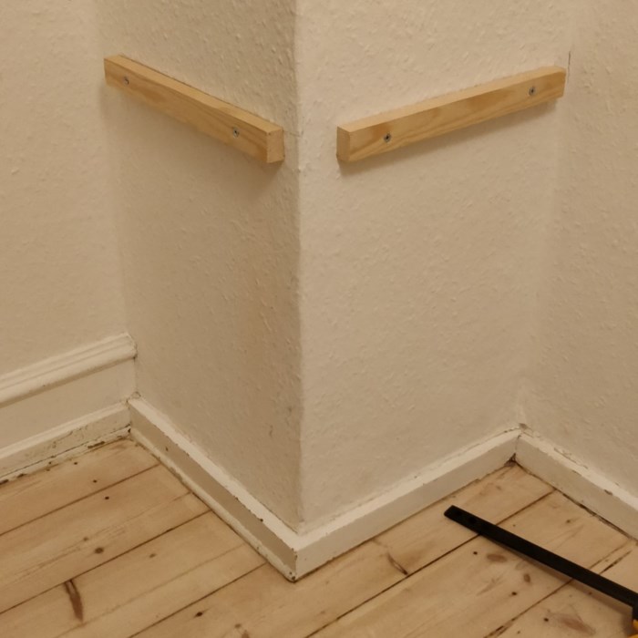Vinklede hylder på skorsten