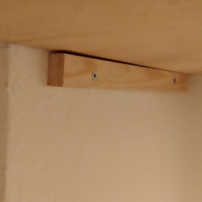 Vinklede hylder på skorsten