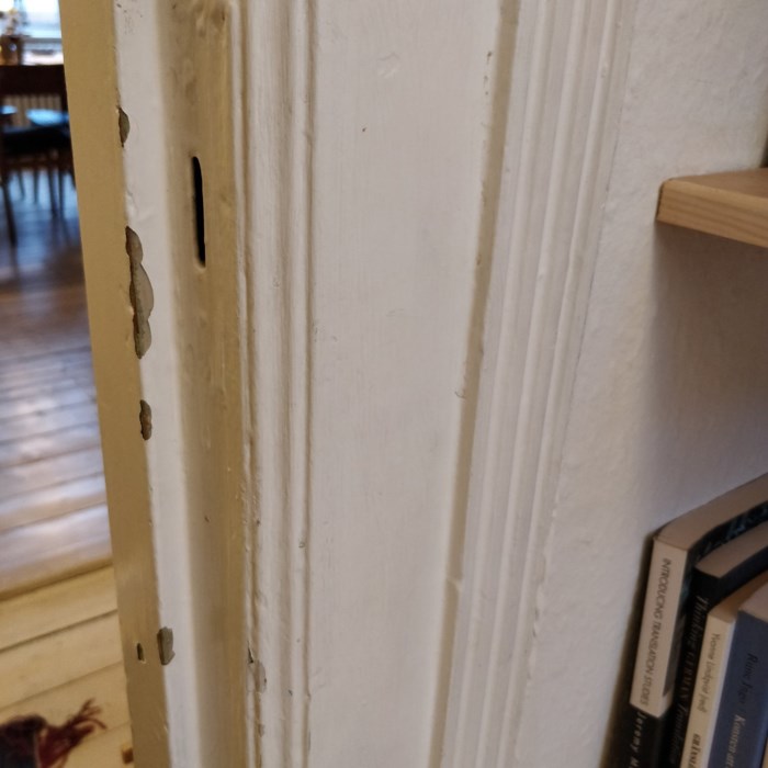 Maling af fodpaneler, døre og vinduskarme