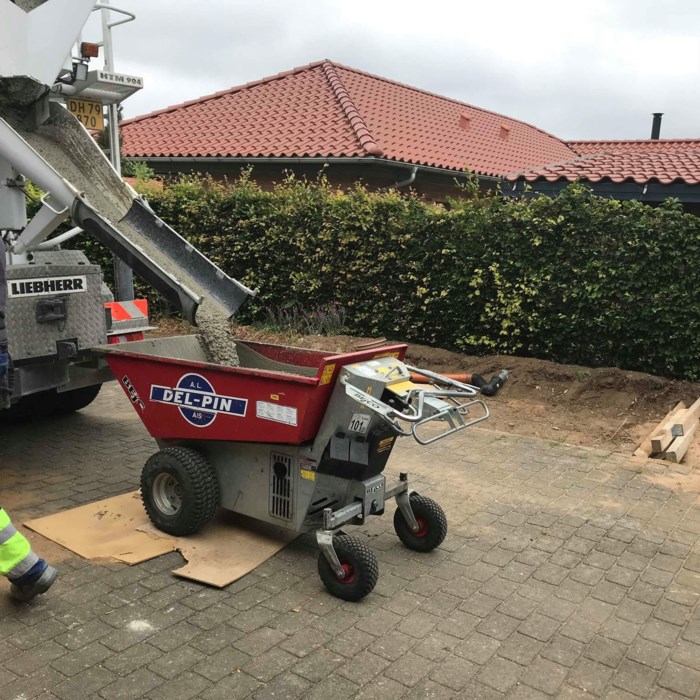 Betongulv ude i det fri med flydebeton...