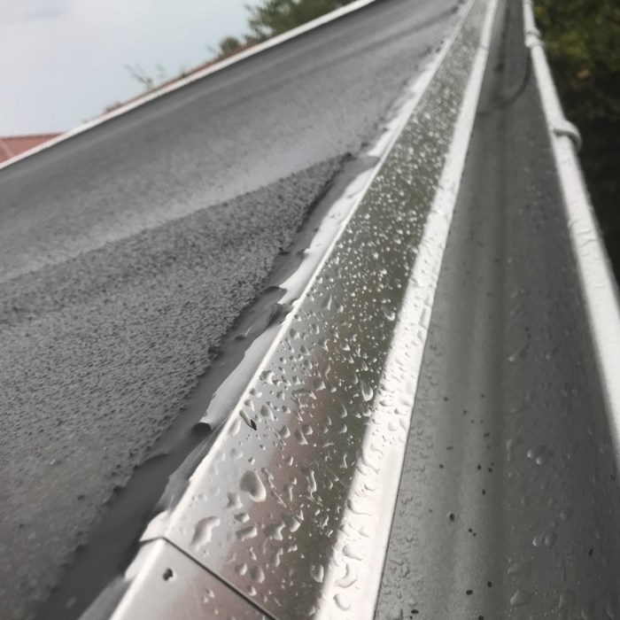 Vand løber ind under tag. Ved tagrende