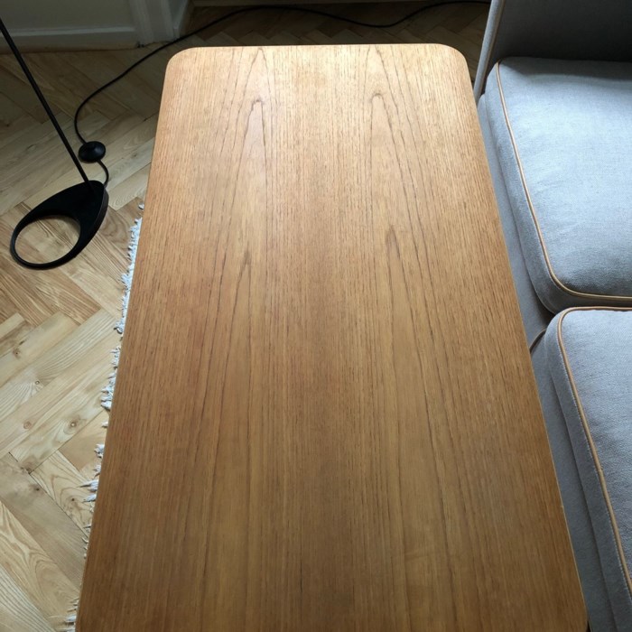 Overfladebehandling af bordplade i massiv teaktræ.