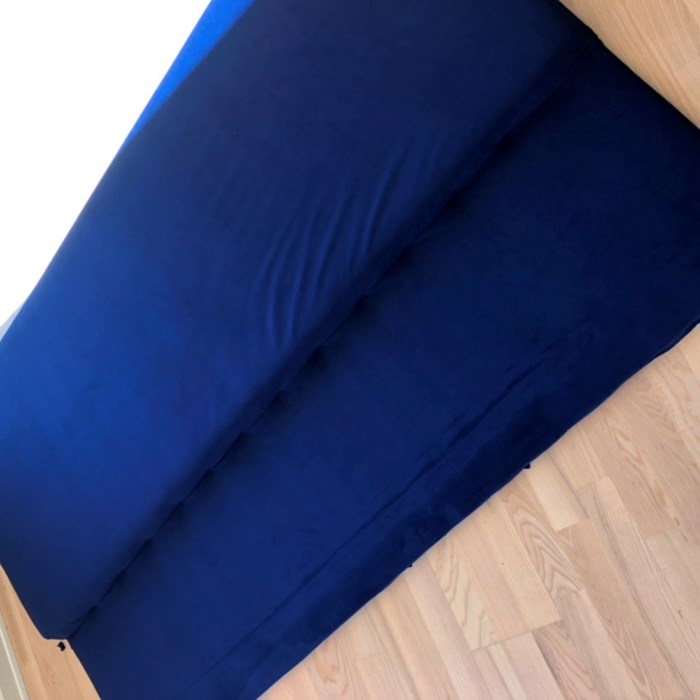 Hjemmelavet seng og sengegavl polstret