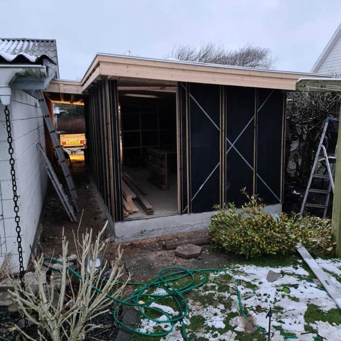 Hjemmelavet carport med værksted