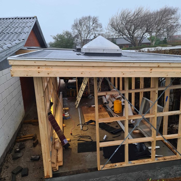Hjemmelavet carport med værksted