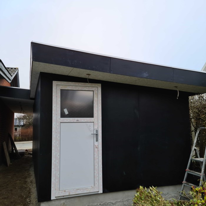 Hjemmelavet carport med værksted
