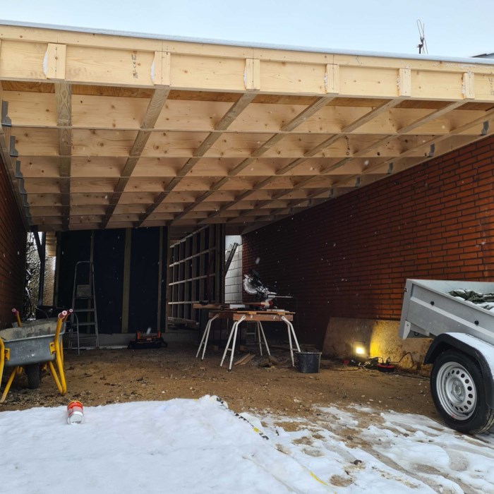 Hjemmelavet carport med værksted