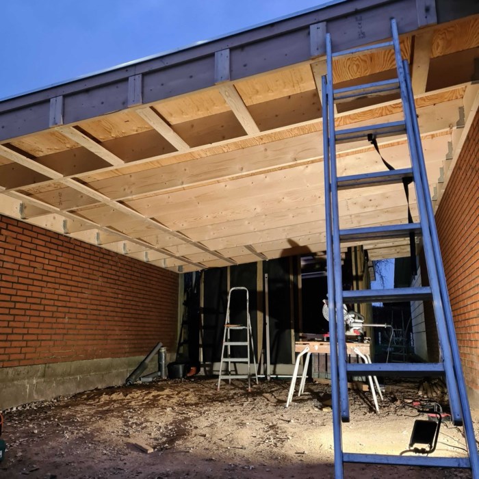 Hjemmelavet carport med værksted