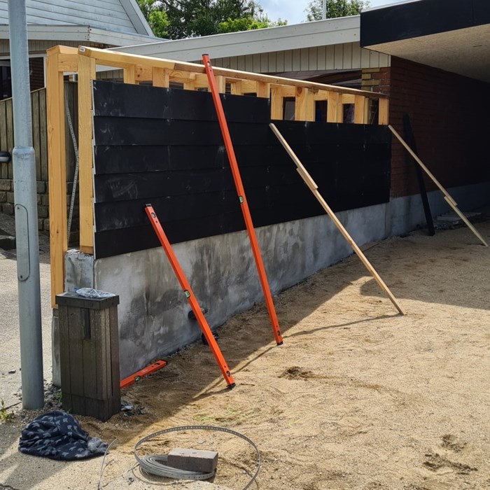 Hjemmelavet carport med værksted