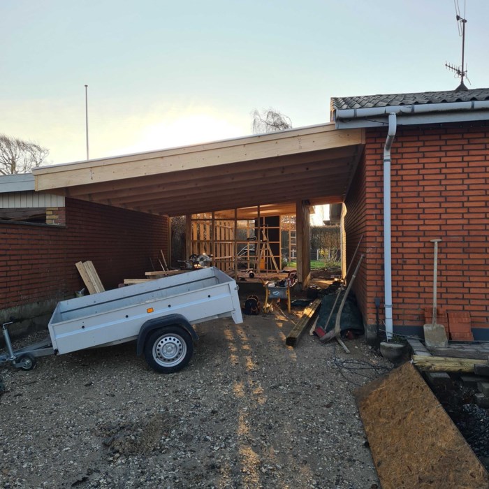 Hjemmelavet carport med værksted