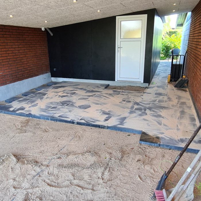 Hjemmelavet carport med værksted