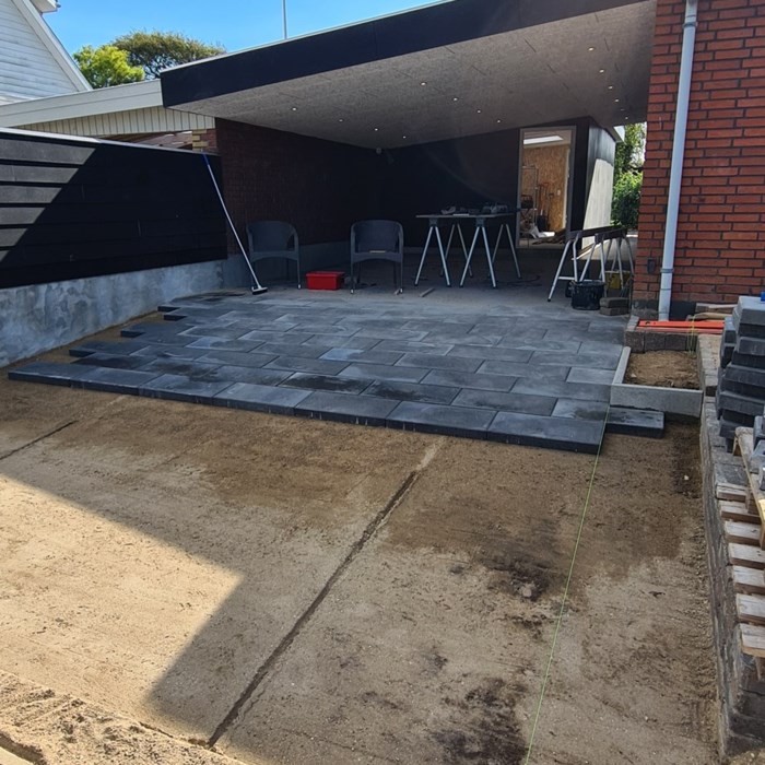 Hjemmelavet carport med værksted