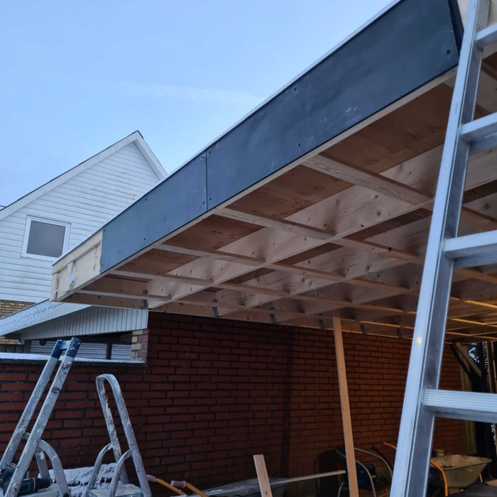 Hjemmelavet carport med værksted