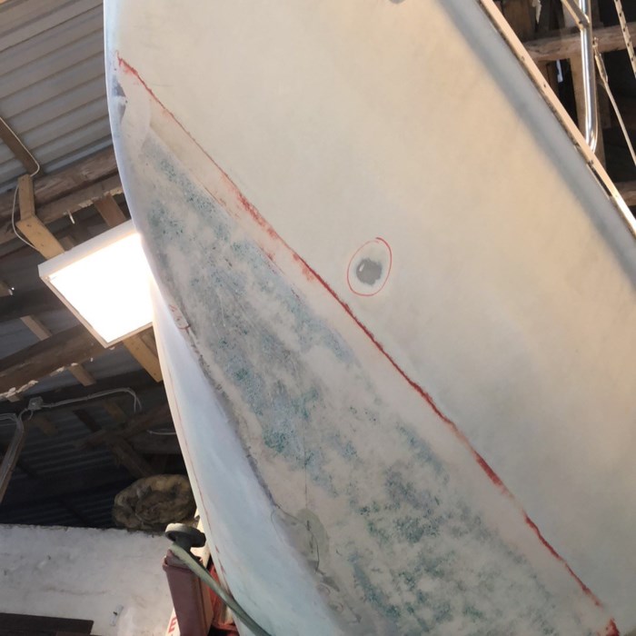 Reparation, male af sejlbåd skrog...