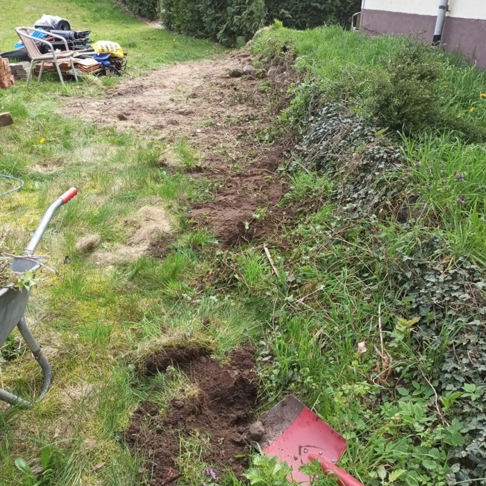 Støttemur, trappe og flisebelægning....