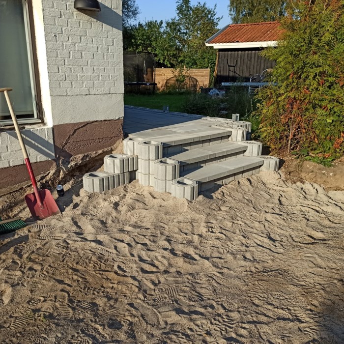 Støttemur, trappe og flisebelægning....
