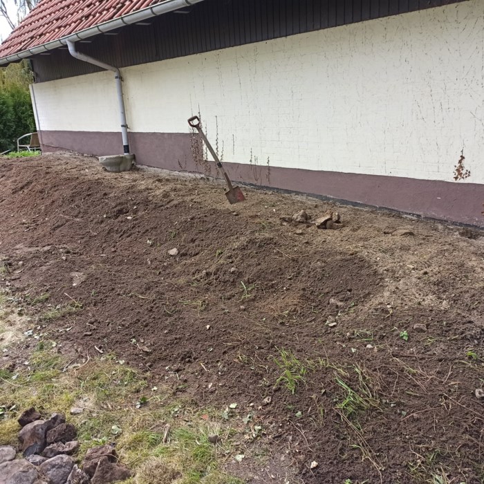 Støttemur, trappe og flisebelægning....