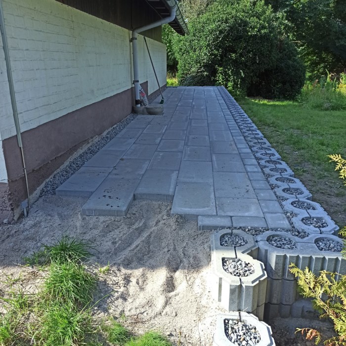 Støttemur, trappe og flisebelægning....