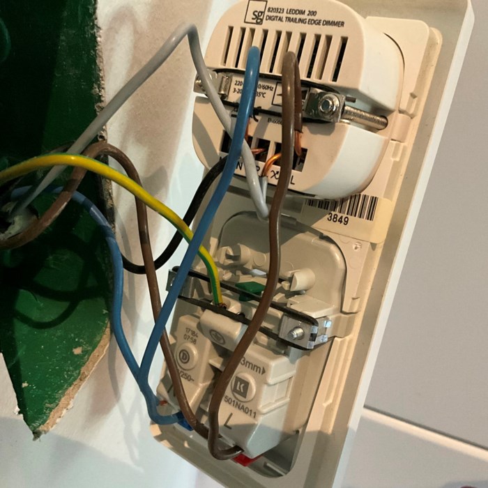 Hjælp tilplacering af ledning fra dimmer 200 til Lk tangent knap med korrespondance....